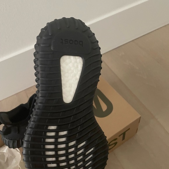 Authentic yeezy - Picture 7 of 9